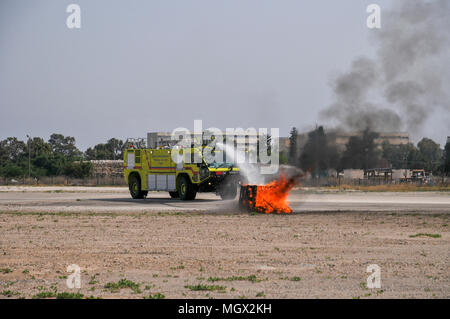 Israel Airport Authority fire truck erlischt ein Brand während einer Demonstration. An der Haifa Flugplatz fotografiert. Stockfoto