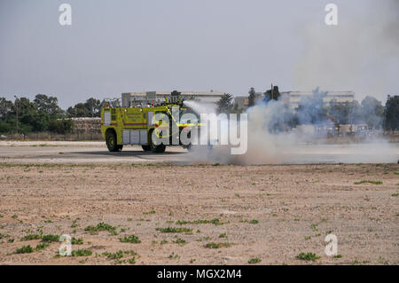 Israel Airport Authority fire truck erlischt ein Brand während einer Demonstration. An der Haifa Flugplatz fotografiert. Stockfoto