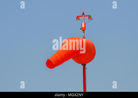 Orange Windsack auf blauem Himmel Hintergrund fotografiert in einem Flugplatz in Haifa, Israel Stockfoto