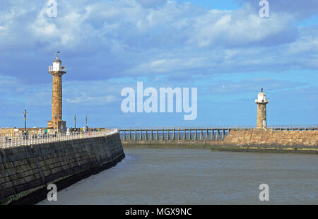 Whitby, North Yorkshire, UK. Blick auf den Eingang zum Hafen von Whitby, im inneren Hafen an der Nordsee. Stockfoto