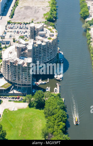 Fluss Stadt Eigentumswohnungen auf der südlichen Zweig der Chicago River. Stockfoto