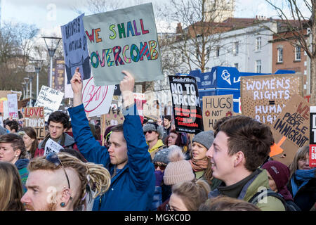 Bristol, UK, 04-02-17 Demonstranten die Anti trump Plakaten abgebildet an einer Demonstration gegen muslimische Präsident des Trump verbieten und Staatsbesuch Stockfoto