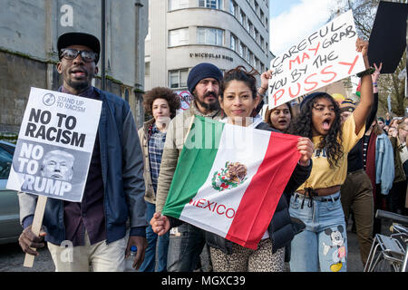 Bristol, UK, 04-02-17 Demonstranten die Anti trump Plakaten abgebildet an einer Demonstration gegen muslimische Präsident des Trump verbieten und Staatsbesuch Stockfoto