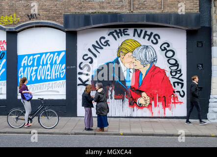 Bristol, UK. 24/02/17 Street Art Warnung über den Tod des NHS, Premierminister Mai + Präsident Trump küssen dargestellt in Stokes Croft ist Stockfoto