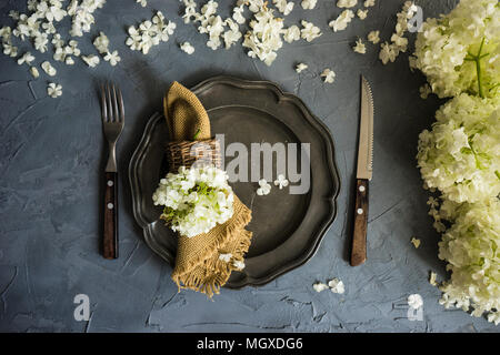 Sommer Tabelle Ambiente mit weißen Viburnum opulus 'Roseum' Blumen auf rustikalen Hintergrund Stockfoto