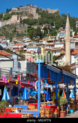 Meer Cafe und alte Moschee, die von einem Hügel, die Festung von Alanya, Alanya, Mittelmeer, Türkei Stockfoto