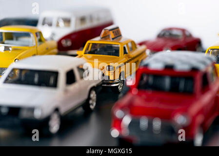 Stau mit Spielzeugautos. Taxi Auto im Fokus und mit einem flachen Freiheitsgrad. Stockfoto