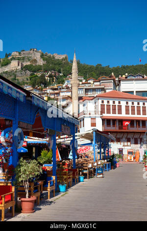 Meer Cafe und alte Moschee, die von einem Hügel, die Festung von Alanya, Alanya, Mittelmeer, Türkei Stockfoto