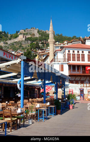 Meer Cafe und alte Moschee, die von einem Hügel, die Festung von Alanya, Alanya, Mittelmeer, Türkei Stockfoto