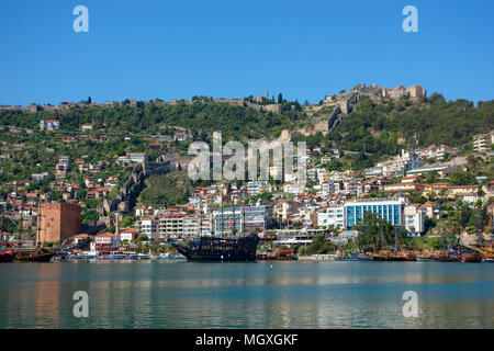 Alanya Festung, Roten Turm und Tour Boote im Hafen von Alanya, Alanya, Mittelmeer, Türkei Stockfoto