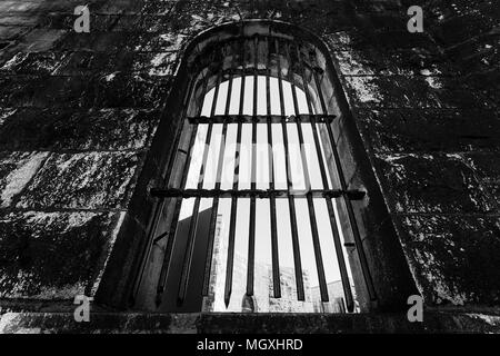 Steel bars unter Windows in Stein mauer von Trial Bay Gefängnis Ruinen als Museum der australischen kolonialer Vergangenheit und Erbe. Schwarz-weiß Bild von impris Stockfoto