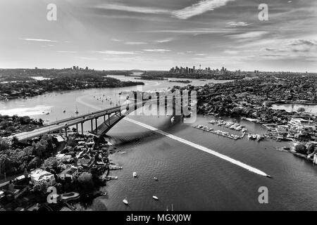 Kontrastreiche schwarz weiß Luftaufnahme über Parramatta Fluss und Brücke auf die Victoria Road Gladesville in Richtung Stadt Sydney CBD Skyline. Stockfoto