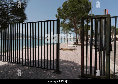 Port d'Alcudia, Mallorca, Spanien. 2018. Heavy Metal Sicherheit Tore am Hafen Eingang Stockfoto