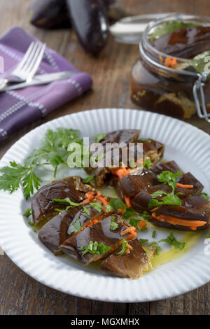 Marinierte Auberginen gefüllt mit Karotte Stockfoto