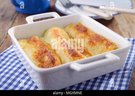 Cannelloni mit Spinat und Ricotta in einer Auflaufform Stockfoto