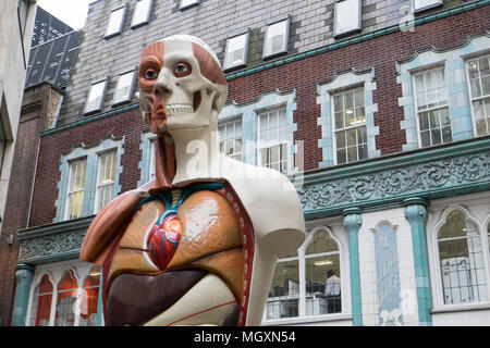 Damien Hirst, Skulptur, Tempel, (2008) Ausstellung, Skulptur in der Stadt, Projekt, zeitgenössische, Künstler, Ausstellung, in der Nähe von, Leadenhall Market, Stadt, London, Vereinigtes Königreich, Stockfoto