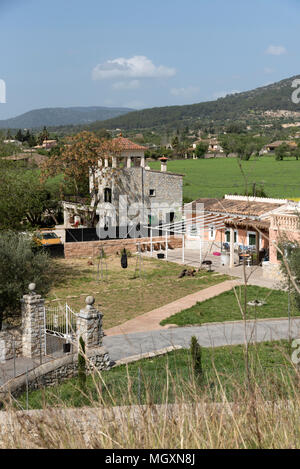 Binissalem, Mallorca, Balearen, Spanien. 2018. Wohnungsbau in der Landschaft um diese alte Stadt Stockfoto