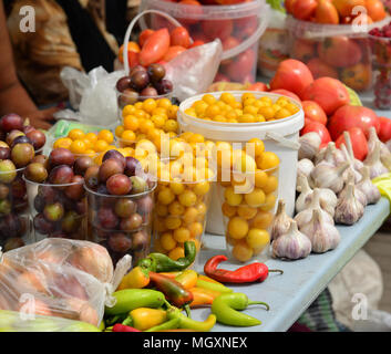 Verkauf von Obst und Gemüse auf dem Markt in Russland Stockfoto