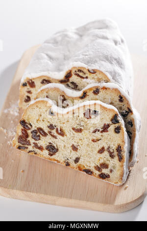 Stollen mit Rosinen auf einer hölzernen Schneidebrett Stockfoto