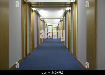 Flur in einem großen Hotel mit Zimmer Türen Stockfoto