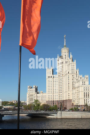 Eine der Sieben Schwestern in Moskau, Russland an Feiertagen Stockfoto