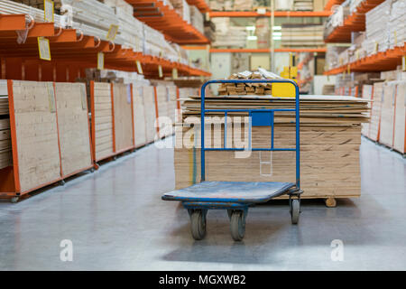 Shop von Baustoffen. Regale mit Platten, Holz und Baustoffe. Stockfoto