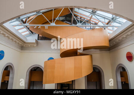 Die barocke Treppenhaus ist eine hölzerne Wendeltreppe Fall in der Kunstgalerie von Ontario in Toronto, Kanada Stockfoto