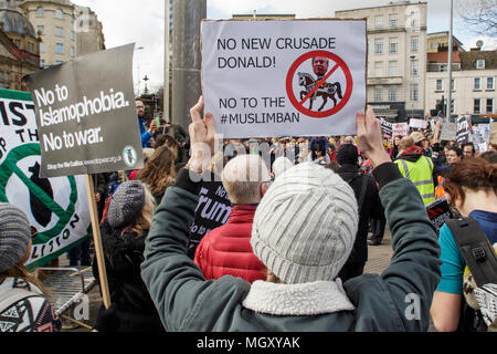 Bristol, UK, 04-02-17 Demonstranten die Anti trump Plakaten abgebildet an einer Demonstration gegen muslimische Präsident des Trump verbieten und Staatsbesuch Stockfoto