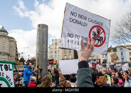 Bristol, UK, 04-02-17 Demonstranten die Anti trump Plakaten abgebildet an einer Demonstration gegen muslimische Präsident des Trump verbieten und Staatsbesuch Stockfoto