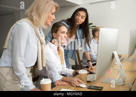 Ernsthafte konzentriert multirassischen weiblichen Kollegen zusammen arbeiten o Stockfoto