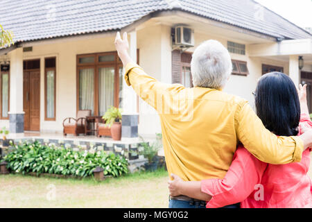 Älterer Mann auf seine Frau ein komfortables Wohnhaus Stockfoto