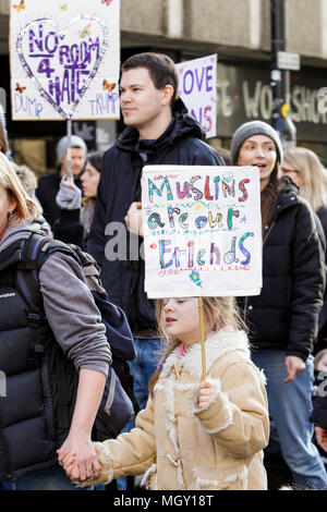 Bristol, UK, 04-02-17 Demonstranten die Anti trump Plakaten abgebildet an einer Demonstration gegen muslimische Präsident des Trump verbieten und Staatsbesuch Stockfoto