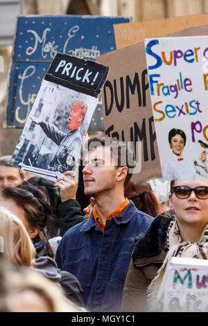 Bristol, UK, 04-02-17 Demonstranten die Anti trump Plakaten abgebildet an einer Demonstration gegen muslimische Präsident des Trump verbieten und Staatsbesuch Stockfoto