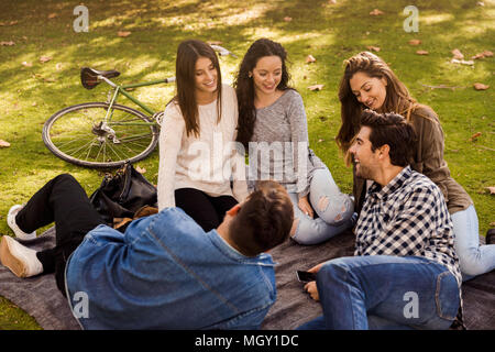 Eine Gruppe von Freunden einen tollen Tag im Park Stockfoto