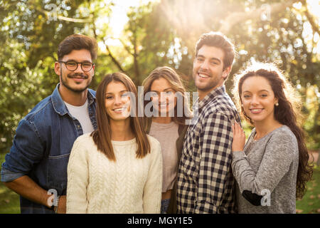 Eine Gruppe von Freunden einen tollen Tag im Park Stockfoto