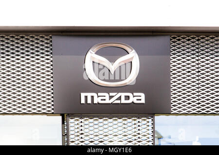 Mazda-Logo an der Wand. Mazda ist ein japanischer Automobilhersteller in Fuchu, Japan Stockfoto