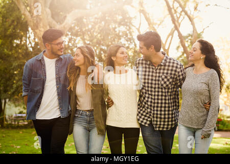 Eine Gruppe von Freunden einen tollen Tag im Park Stockfoto