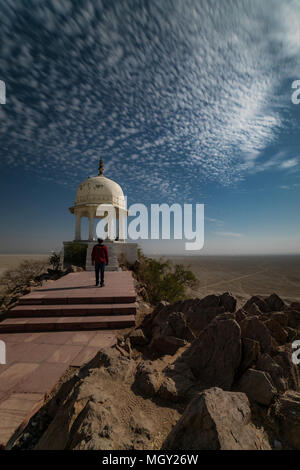 Lange Belichtung einer Vollmondnacht mit geschwollenen Wolken auf dem Hügel Aussichtspavillon Sambhar salt lake, Rajasthan Stockfoto