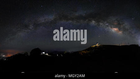 Panorama der Milchstraße am Himmel oben auf Hatu peak gestreckt, Shimla Stockfoto