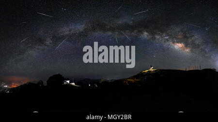 Lyrids Meteorschauer mit dem Panorama der Milchstraße am Himmel oben auf Hatu peak gestreckt, Shimla Stockfoto