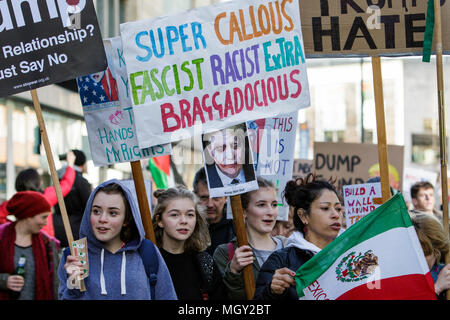 Bristol, UK, 04-02-17 Demonstranten die Anti trump Plakaten abgebildet an einer Demonstration gegen muslimische Präsident des Trump verbieten und Staatsbesuch Stockfoto