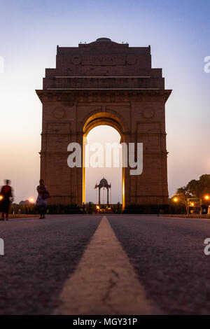 Freestyle Fußball jonglieren am India Gate bei Sonnenaufgang mit fliegenden Vögeln in Neu Delhi Stockfoto