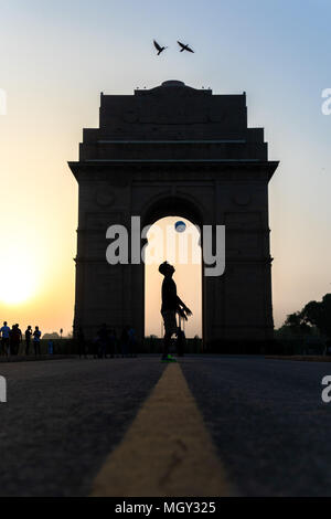 Freestyle Fußball jonglieren am India Gate bei Sonnenaufgang mit fliegenden Vögeln in Neu Delhi Stockfoto