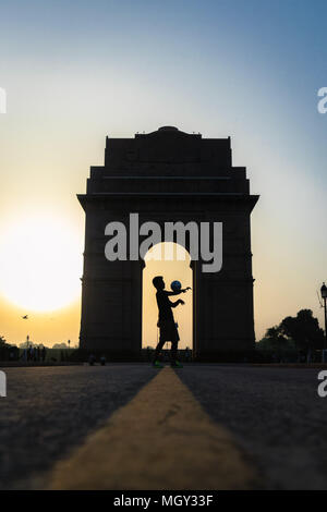 Freestyle Fußball jonglieren am India Gate bei Sonnenaufgang mit fliegenden Vögeln in Neu Delhi Stockfoto