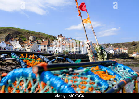 STAITHES, ENGLAND - 21. April: Staithes Strandpromenade mit Hummer, fallen in den Vordergrund. In Staithes, England. April 2018 21. Stockfoto