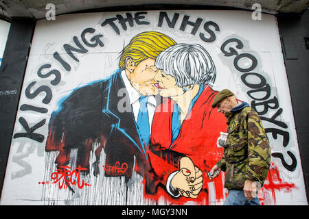 Bristol, UK. 24/02/17 Street Art Warnung über den Tod des NHS, Premierminister Mai + Präsident Trump küssen dargestellt in Stokes Croft ist Stockfoto