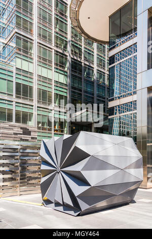 London, Großbritannien, 11. Juni 2015: Dieser Coffee Shop packs fein säuberlich in ein Gehäuse aus Stahl, wenn sie nicht in Verwendung ist. Modernes Design in London. Stockfoto