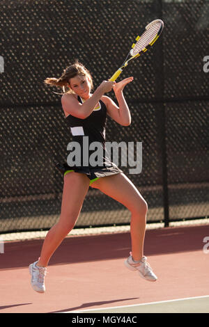 Female High School tennis player folgt durch auf vorhand Stockfoto