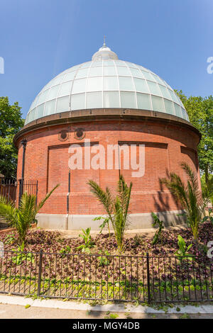 London, Großbritannien, 11. Juni 2015: Der Eingang zum Greenwich Foot Tunnel Norden ist gemauert und ist gewölbt. Stockfoto