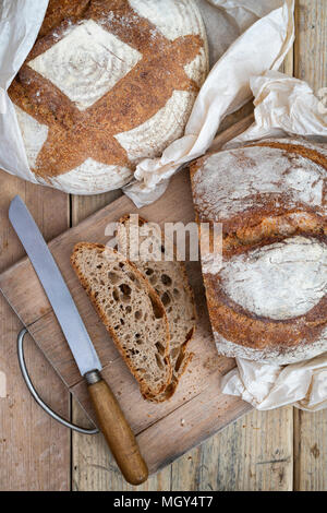 Sauerteigbrot und Dinkel Sauerteigbrot auf einem Brot. Großbritannien Stockfoto